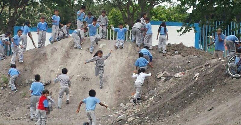MongabayLatam's tweet photo. Una comunidad indígena de Morelos, México, convirtió la defensa contra un basurero en una escuela comunitaria que enseña a niñas y niños a defender el territorio desde la milpa, la lengua náhuatl y los saberes tradicionales.  https://t.co/5MoexN6WJX https://t.co/TSQkfE6e59