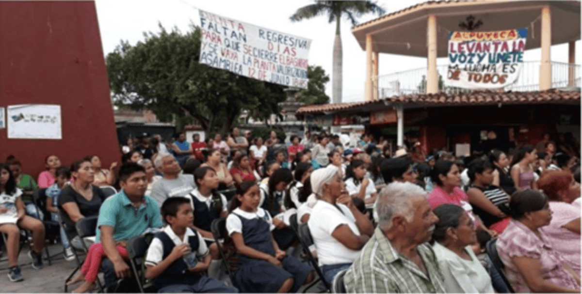 MongabayLatam's tweet photo. Una comunidad indígena de Morelos, México, convirtió la defensa contra un basurero en una escuela comunitaria que enseña a niñas y niños a defender el territorio desde la milpa, la lengua náhuatl y los saberes tradicionales.  https://t.co/5MoexN6WJX https://t.co/TSQkfE6e59
