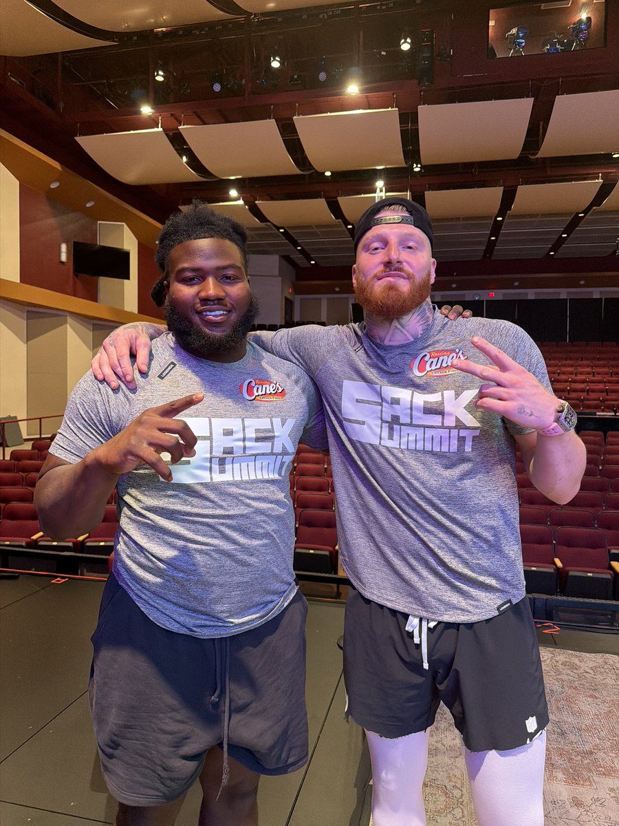BearAlexander_'s tweet photo. Real ones pass the game on. Film➡️Feild Appreciate the OGs for the knowledge and having us 💪🏾@oregonfootball @VonMiller @CrosbyMaxx @camjordan94 
#PassItDown #FreeGame #PourIntoTheNext #SackSummit26 https://t.co/8BIzHPQTUK