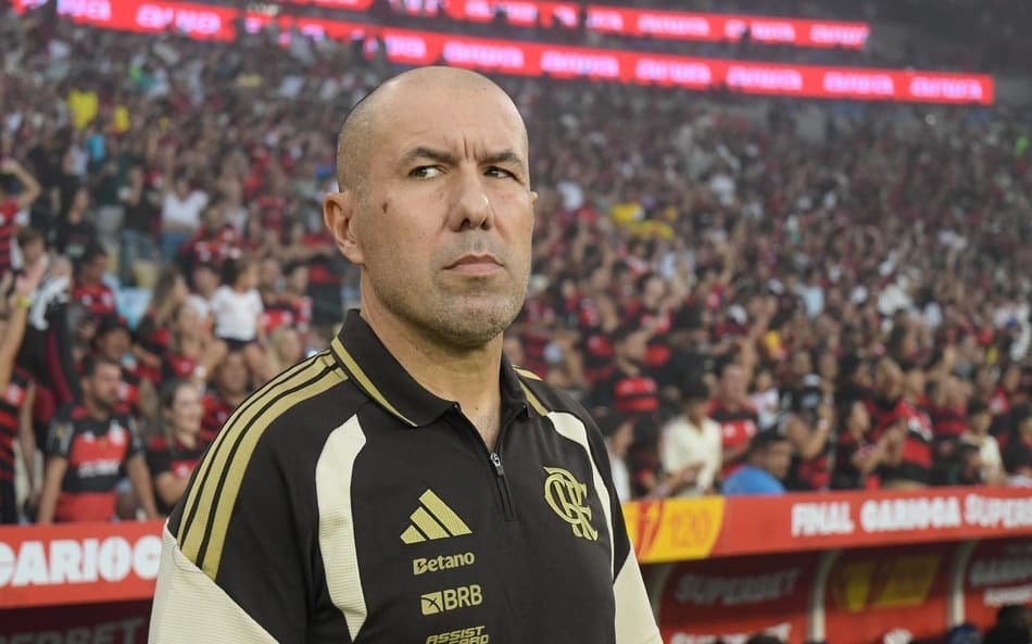 Euclides_flacrf's tweet photo. Jardim:

"Falei com o presidente (Benfica) Rui Costa antes do jogo sobre isso. A capacidade que o Flamengo tem de aglutinar imigrantes, pessoas de Portugal para trabalhar. É muito importante. Terminar com um final feliz é muito importante, nos deixa agradecidos a essas pessoas. Alguns viajaram, compraram ingressos que não são baratos, tudo para ver seu time"