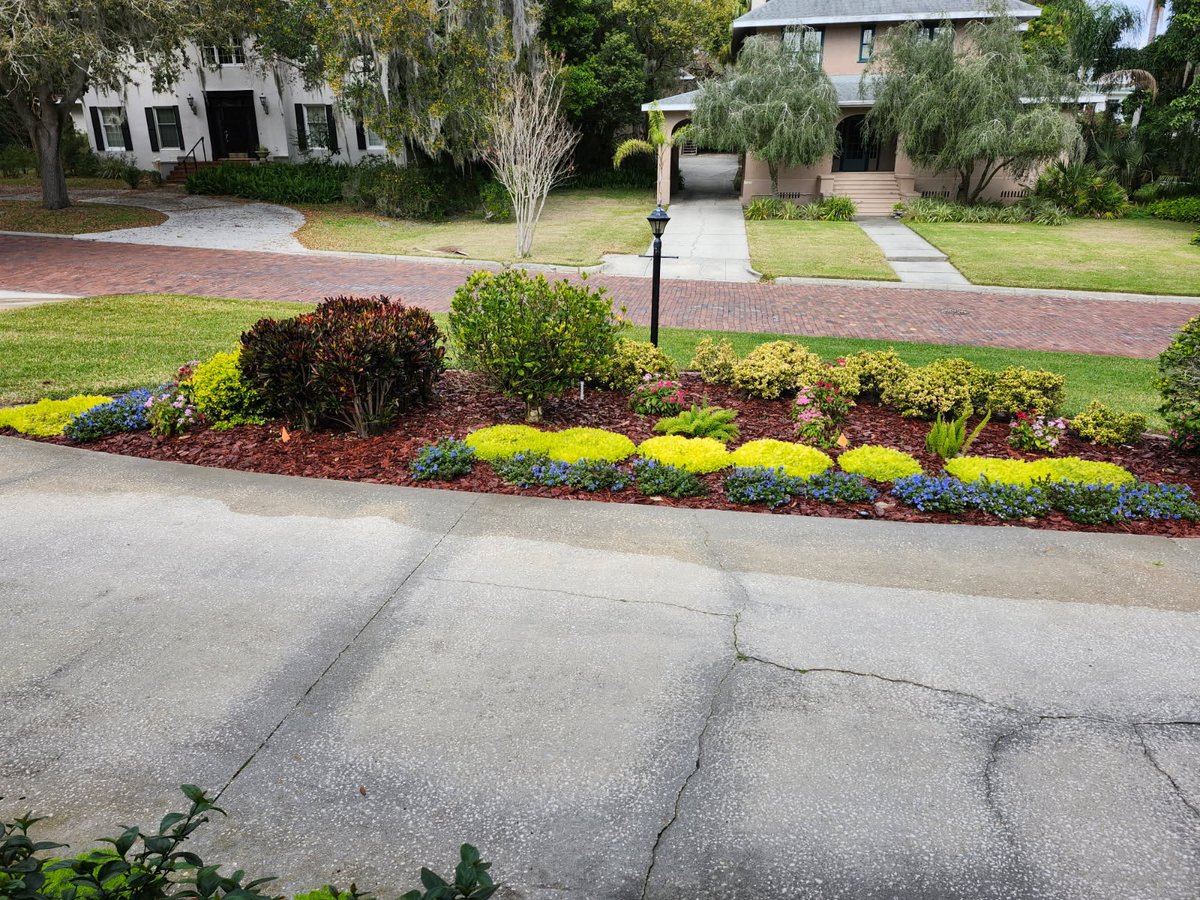 Lakeland_Pros's tweet photo. Check it out! Another satisfied customer which consisted of an edge round about driveway that needed our magic! 💫 #LakelandPros #BulldogLawncare #Edge #driveway #landscape https://t.co/NwPbfUHAjJ