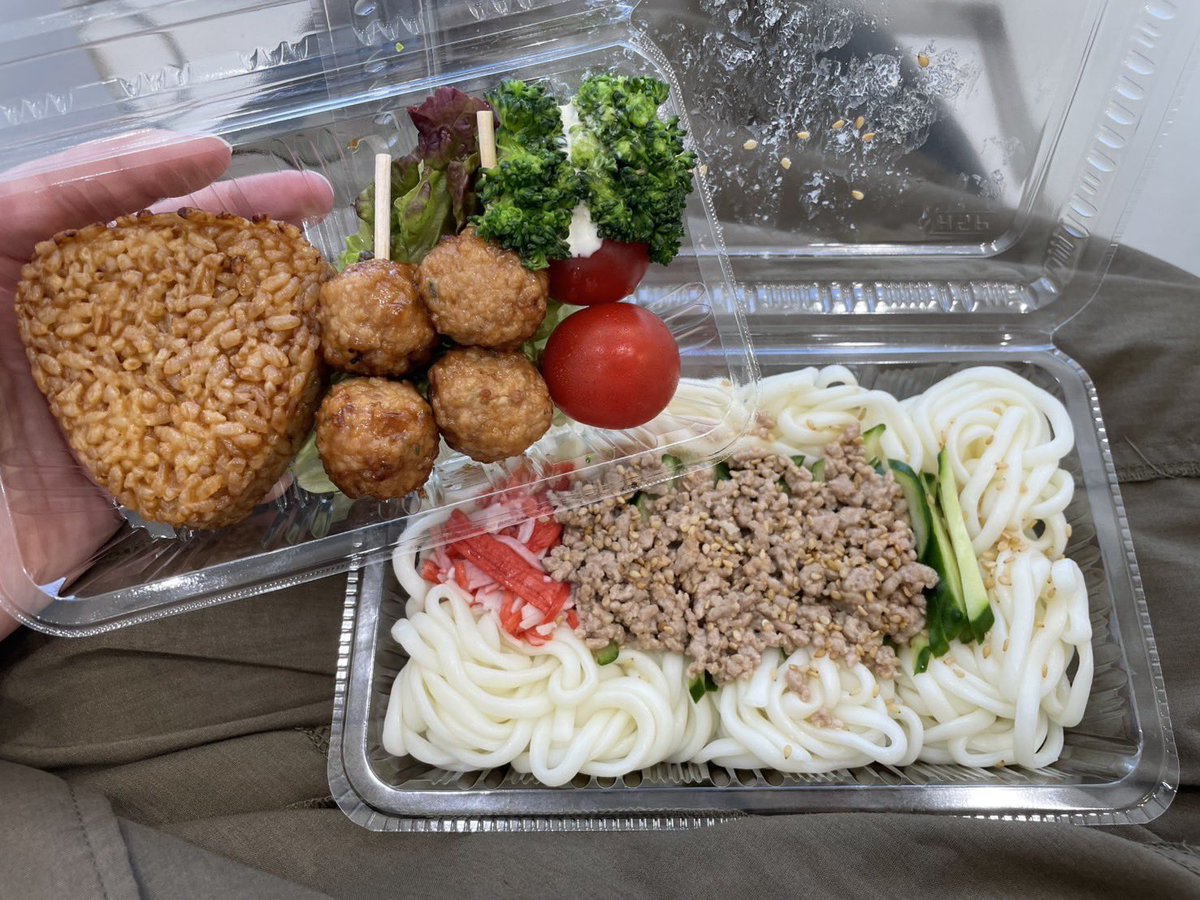 cometrue3104's tweet photo. お弁当🍱
月曜日と金曜日はお弁当の日です🍱
冷やしうどんとご飯を組み合わせた弁当です😊
＃お弁当 https://t.co/fnEuNsrZ8k