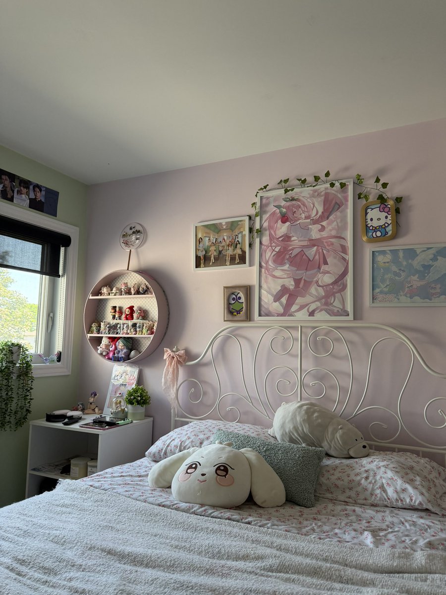 vrtualclo's tweet photo. my room as a 22 year old girl https://t.co/LnEw5BAsQn