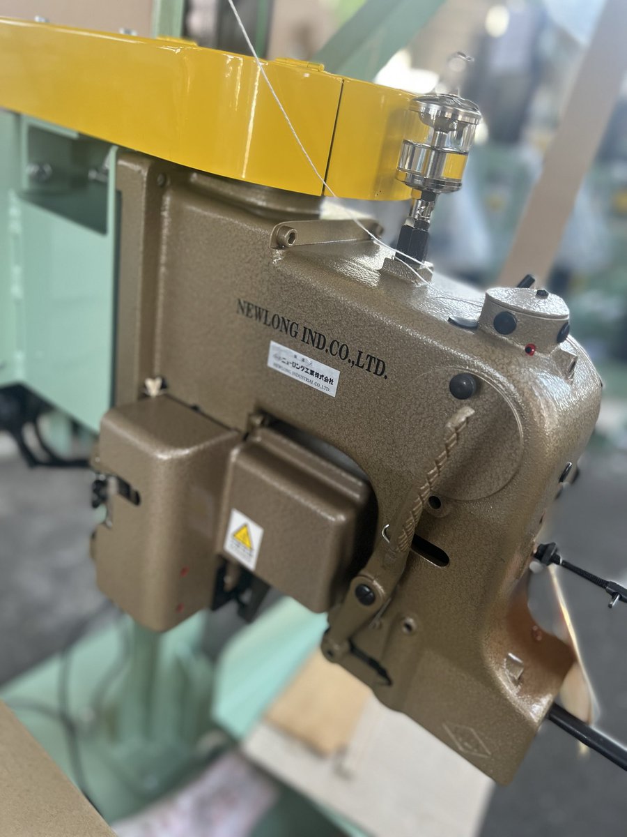 chochochokento's tweet photo. 🇯🇵国産ミシンはバズらんかなぁ

実は海外では
【ミシンと言えば“NEWLONG“（ニューロング）】と言われる市場がある

「ニューロング製（日本製）のミシンは過酷な作業環境の中で壊れず頑丈だ！」
ということで海外では人気があるんですが、
バズらんかなぁ？

#口閉じミシン
#製袋ミシン
#特殊ミシン https://t.co/Y8Y5MlfA4r