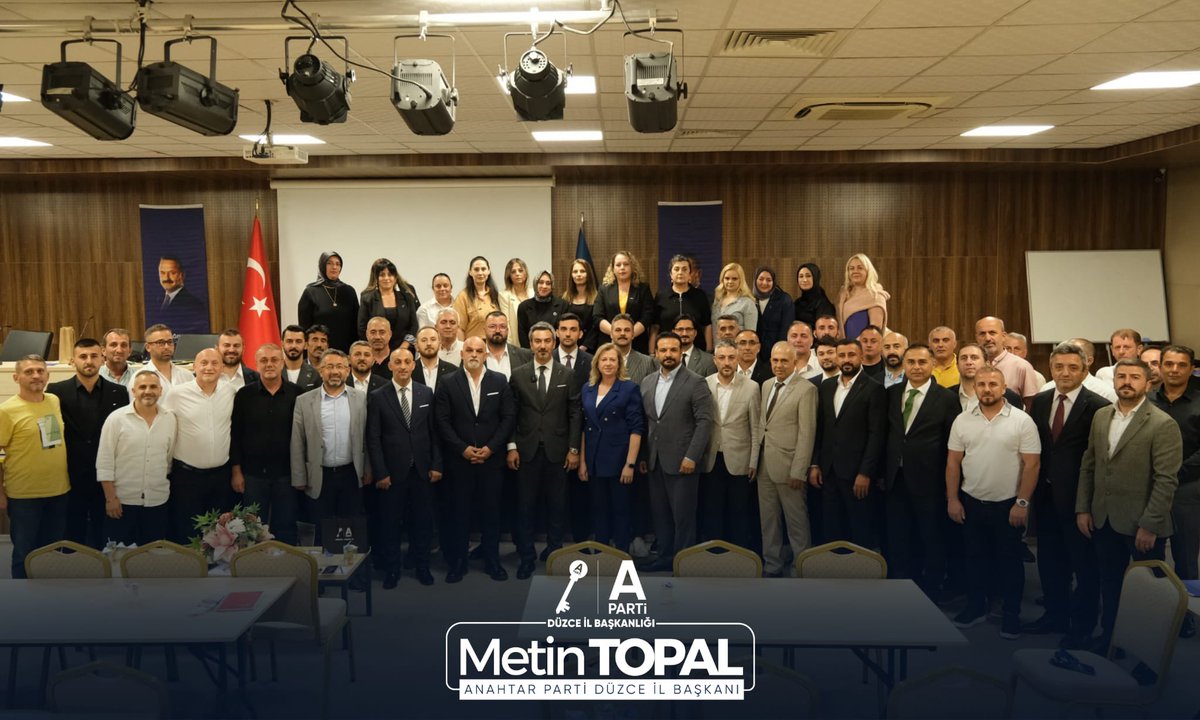 APartiDuzce's tweet photo. Teşkilatımızın gelişimi, güçlü yarınların en önemli teminatıdır.

Bugün, Genel Başkanımız Sayın Yavuz Ağıralioğlu'nun talimatları doğrultusunda düzenlenen Teşkilat Eğitim Programı kapsamında; İl Başkanımız Metin Topal, il ve ilçe teşkilatlarımızın kıymetli mensuplarının katılımıyla eğitim programımızı başarıyla gerçekleştirdik.

Programda, Dr. Zaim M. Şıhlıoğlu tarafından "Siyasal İletişim, Propaganda ve Yeni Medya" Mehtap N. Göktaş tarafından ise "Protokol ve Temsilin Gücü" başlıklarında kapsamlı eğitimler verildi.

Emeği geçen eğitmenlerimize ve programa katılım sağlayan tüm teşkilat mensuplarımıza teşekkür ediyor, aldığımız bilgi ve tecrübeyi sahaya yansıtarak milletimize hizmet etme kararlılığımızı sürdürüyoruz.

#AnahtarParti #Düzce #Teşkilat #Eğitim #Birlik #İstişare