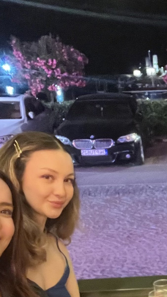 yasapiens's tweet photo. masadaki mezeleri silip supurdukten sonra bizim kameraya yansiyan masumluk https://t.co/Ut4CXvpbiY
