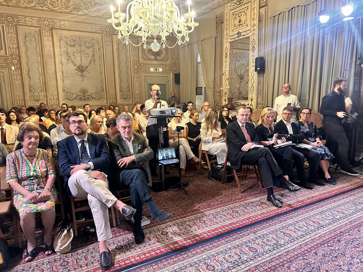 PLinItalia's tweet photo. Rzym 🇮🇹

Wyjątkowe spotkanie w @PLInst_Roma: debata wokół książki „Rozmowy rzymskie. Pytania na czas niepokoju”. 

Szef @MSZ_RP @sikorskiradek i Teolog Domu Papieskiego o. Wojciech Giertych dyskutowali z Polonią o Chrześcijaństwie, Polsce, Europie i Świecie. https://t.co/d9qL1fDwp3