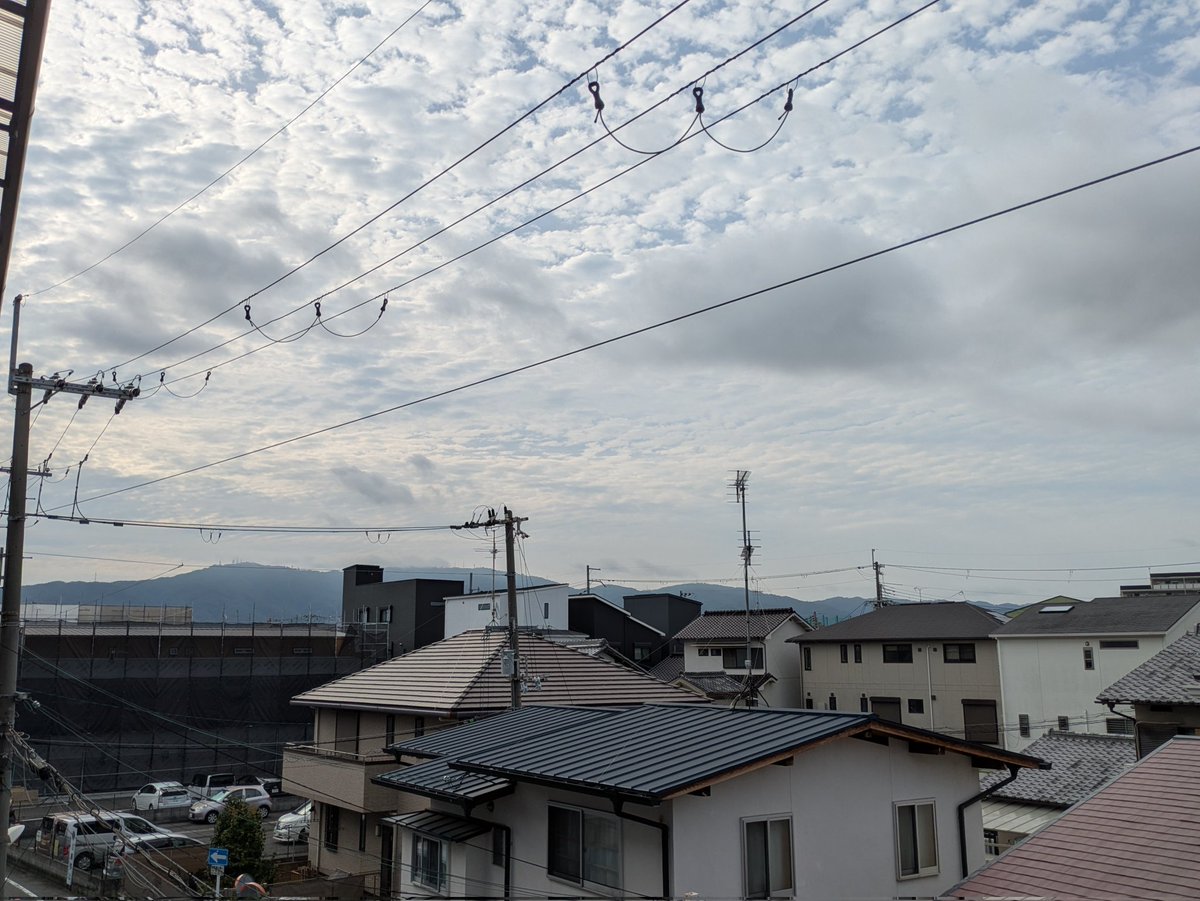 enu_sk's tweet photo. 令和8年7月12日(日)
曇ってますね
☁→🌤️→☁予報
蒸し暑くなるみたい
無理のない体調管理してね
意識は前へ向けて　ふぁいっ！
#おはようございます
お元気スマイル前見て上見て
今日も一日あなたらしく自分らしく
どうか穏やかなあなたで居て下さい
#朝日 #生駒山 #アサソラ https://t.co/VBQe789Q5A