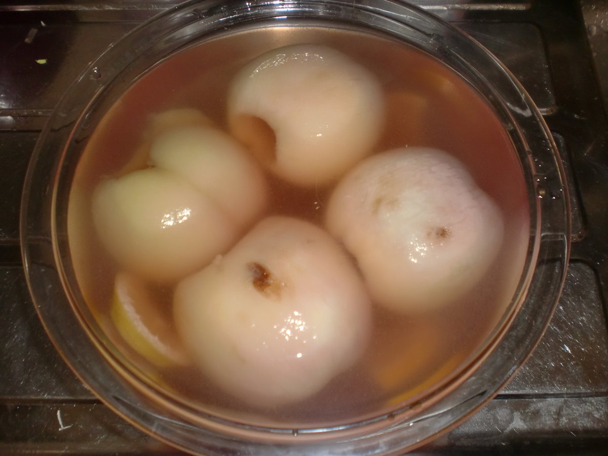 kitikuya_origin's tweet photo. 見切り品で桃が４つで２００円だったので脊髄反射で購入！

見た感じ　消費期限はほぼ皆無状態なので
とりあえず延命にシロップ漬けに

深夜に台所で何してんだろうｗ https://t.co/J3vbXeFTQu