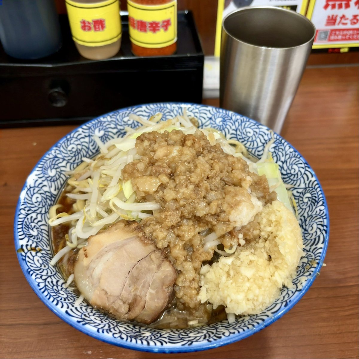 teruo_nk's tweet photo. 松木田田🍜101

土曜日昼前、タイミング良く🅿️が空き久しぶりの訪問🚙　待ちなしで入店✌️
ラーメン/麺250gに焼豚1枚、NmmAmm ここは味付きアブラが良くてヤサイを美味しくいただける。焼豚は少しまともになってた👍 麺は後半の食感がいい感じ🥢 今日も大満足でご馳走様でした🙏 https://t.co/hOYYUwSSLp