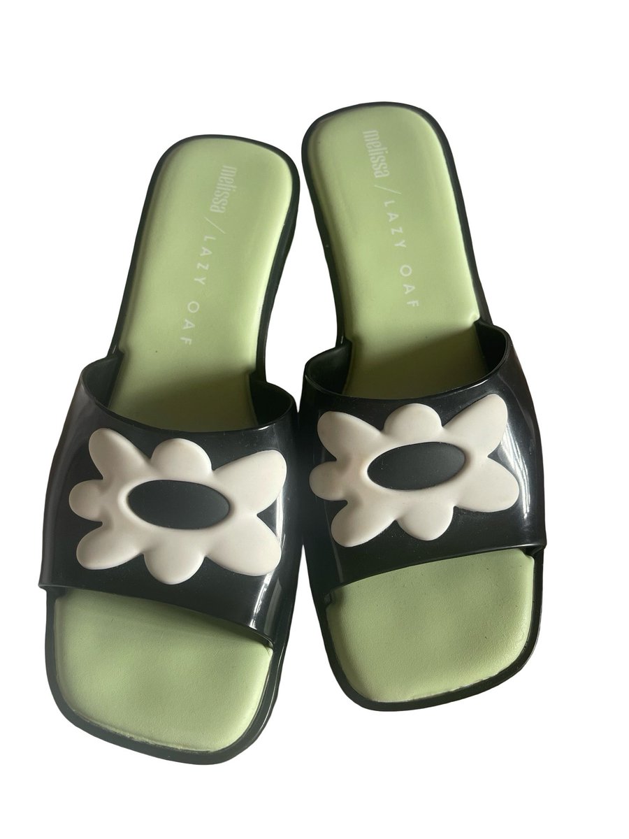 Venuscow's tweet photo. Cute new shoes up on @Rescueluxury #lazyoaf #vince #proenzaschouler #shoppingsecondhand to style up your leggings https://t.co/oH7XS9TUcZ