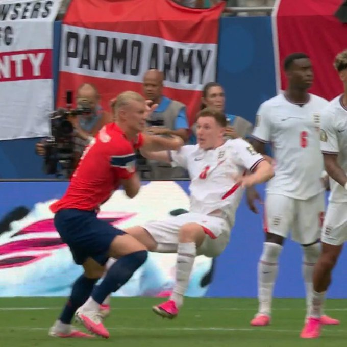 CentralDoBrega's tweet photo. Gol da Noruega ANULADO porque o Haaland arremessou o Anderson no chão

aqui ele foi muito burro. https://t.co/wis2DdAOYp