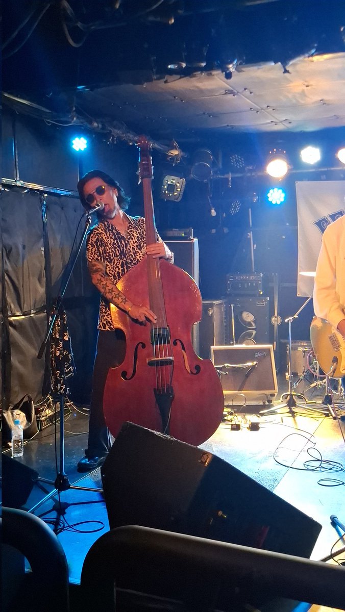 kinotaku666's tweet photo. 昨日の高円寺にてTHE FLYDAY。
去年の横須賀振りで一曲目にやった新曲らしきのがめ��ちゃ格好よくてまた新しい音源が欲しくなったしレコ初ワンマン観に遠征したくなりましたな。
#theflyday https://t.co/ZDEt8yOrTp