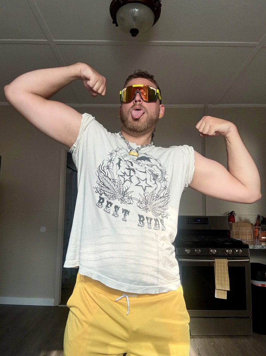 thiccnuseless's tweet photo. Gonna go watch cars go fast https://t.co/4i15TAFpKk