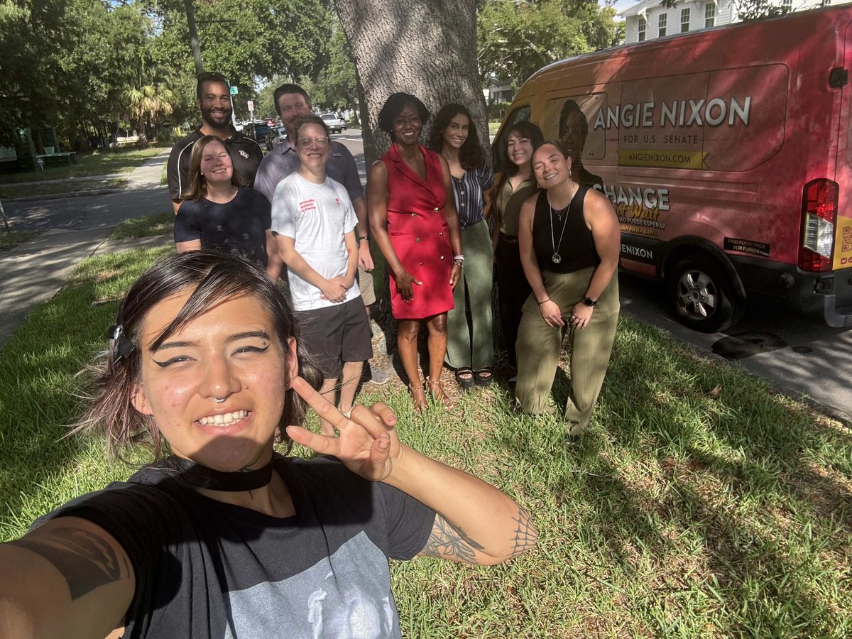 PinellasDSA's tweet photo. A contingent of Pinellas DSA member had the opportunity to meet with US Senate candidate @AngieNixon this week in The Sunshine City. 🌞 🌞 🌞 

We're excited to see your movement grow! https://t.co/YjBmAid8S7