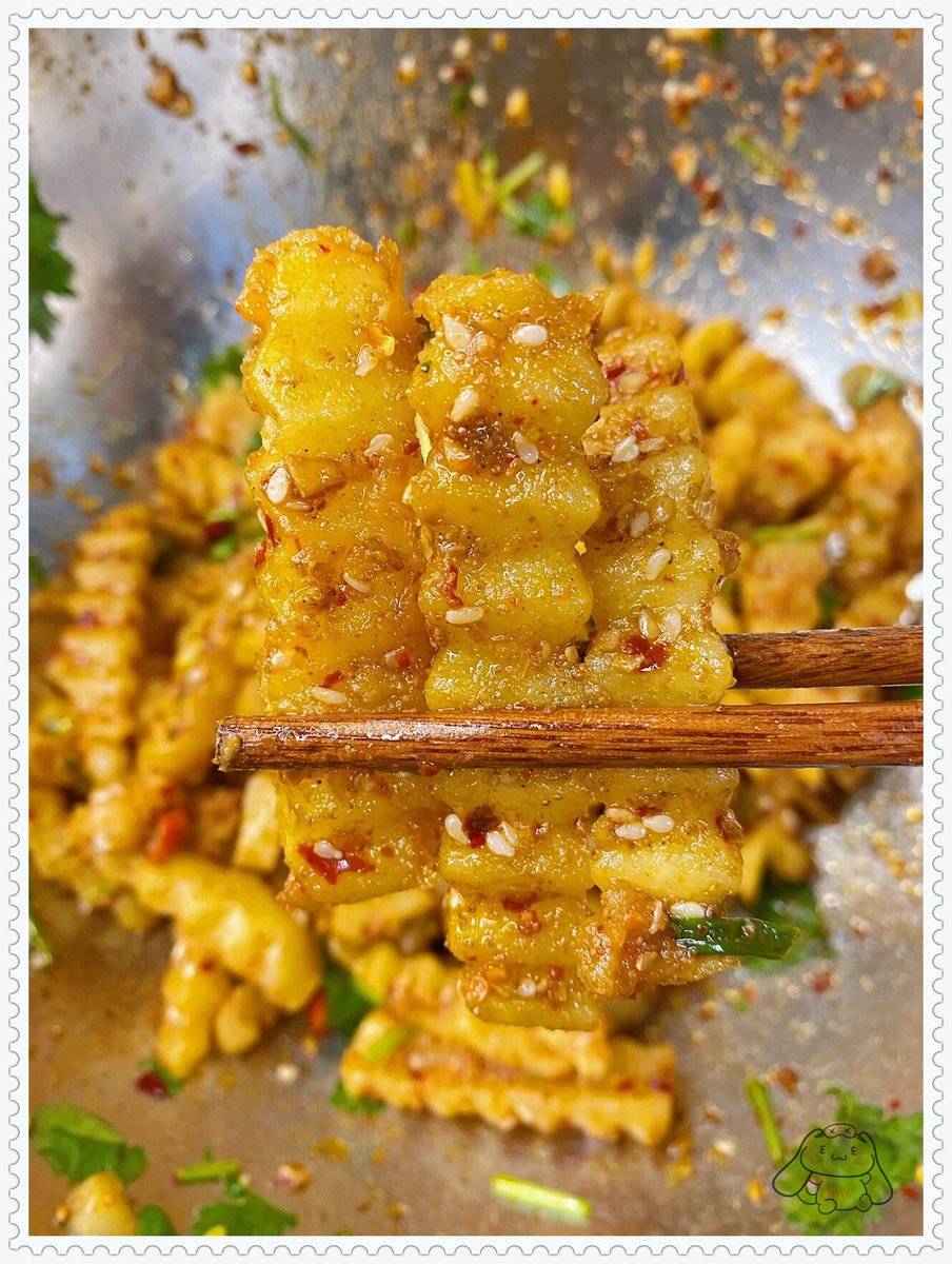 Khabdrakhimov's tweet photo. Crispy fried potato skewers with spicy cumin dust  Perfect quick roadside snack to grab while walking! https://t.co/xgHqk2jnTT