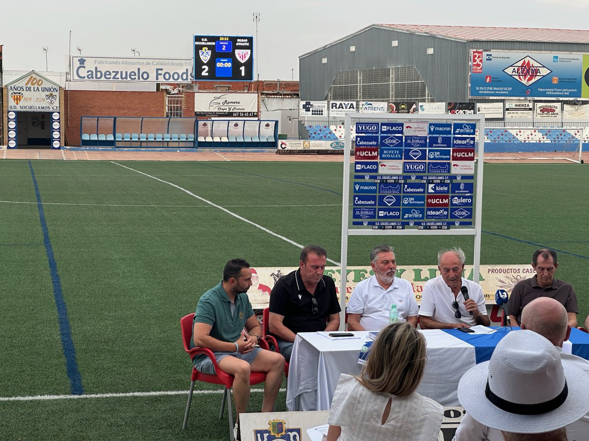 YugoUDS's tweet photo. Esta tarde hemos celebrado en el Campo de Fútbol Paquito Giménez, un acto dirigido a los socios y simpatizantes del Club en el que hemos presentado el proyecto deportivo para la temporada 2026-27, la Campaña de Abonos y el nuevo Videomarcador Led, una de las novedades más espectaculares que ha preparado la Junta Directiva del Club para esta nueva temporada.

Al acto han asistido la alcaldesa de Socuéllamos, Conchi Arenas, el primer teniente de alcalde, José Luis Romero del Hombrebueno, y varios concejales del equipo de gobierno, además de numerosos aficionados.

En el acto se han desgranado los precios de los abonos para esta temporada:

• Carnet Oro (220€): Válido para todos los partidos de Pretemporada, Liga y día del Club (no incluido playoff). Asiento reservado. 
 
• Carnet General (150€): Válido para todos los partidos de Liga (17 partidos incluido día del Club). No incluido Pretemporada y Playoff.

• Carnet Especial (120€): Jubilados, discapacitados y desempleados de larga duración. Válido para todos los partidos de Liga (17 partidos incluido día del Club).  No incluido Pretemporada y Playoff.

• Carnet Joven (50€): Jóvenes de 15 a 30 años. Válido para todos los partidos de Liga (17 partidos incluido día del Club). No incluido Pretemporada y Playoff.

• Carnet Simpatizante (25€): Válido para dos partidos de Liga. No incluido Pretemporada, día del Club y Playoff. Descuentos en comercios y hostelería de Socuéllamos. Sorteo de cesta de Navidad.

También en la presentación de la Campaña de Abonos, se ha hecho especial hincapié y se ha insistido en que necesitamos el apoyo de la afición, que el Club no es de una Junta Directiva, es de todos los socios y el Club estará donde quieran y presuman sus socios.