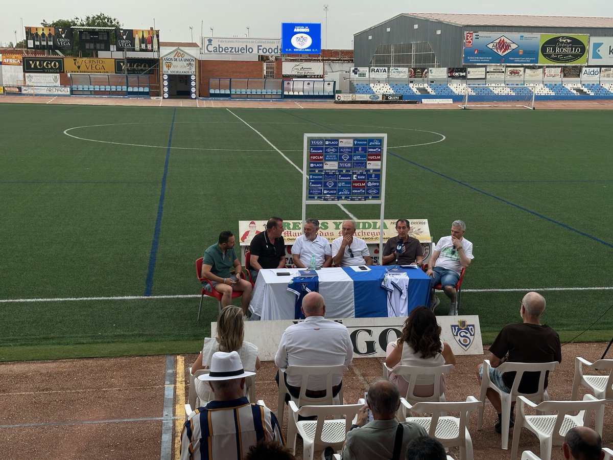 YugoUDS's tweet photo. Esta tarde hemos celebrado en el Campo de Fútbol Paquito Giménez, un acto dirigido a los socios y simpatizantes del Club en el que hemos presentado el proyecto deportivo para la temporada 2026-27, la Campaña de Abonos y el nuevo Videomarcador Led, una de las novedades más espectaculares que ha preparado la Junta Directiva del Club para esta nueva temporada.

Al acto han asistido la alcaldesa de Socuéllamos, Conchi Arenas, el primer teniente de alcalde, José Luis Romero del Hombrebueno, y varios concejales del equipo de gobierno, además de numerosos aficionados.

En el acto se han desgranado los precios de los abonos para esta temporada:

• Carnet Oro (220€): Válido para todos los partidos de Pretemporada, Liga y día del Club (no incluido playoff). Asiento reservado. 
 
• Carnet General (150€): Válido para todos los partidos de Liga (17 partidos incluido día del Club). No incluido Pretemporada y Playoff.

• Carnet Especial (120€): Jubilados, discapacitados y desempleados de larga duración. Válido para todos los partidos de Liga (17 partidos incluido día del Club).  No incluido Pretemporada y Playoff.

• Carnet Joven (50€): Jóvenes de 15 a 30 años. Válido para todos los partidos de Liga (17 partidos incluido día del Club). No incluido Pretemporada y Playoff.

• Carnet Simpatizante (25€): Válido para dos partidos de Liga. No incluido Pretemporada, día del Club y Playoff. Descuentos en comercios y hostelería de Socuéllamos. Sorteo de cesta de Navidad.

También en la presentación de la Campaña de Abonos, se ha hecho especial hincapié y se ha insistido en que necesitamos el apoyo de la afición, que el Club no es de una Junta Directiva, es de todos los socios y el Club estará donde quieran y presuman sus socios.