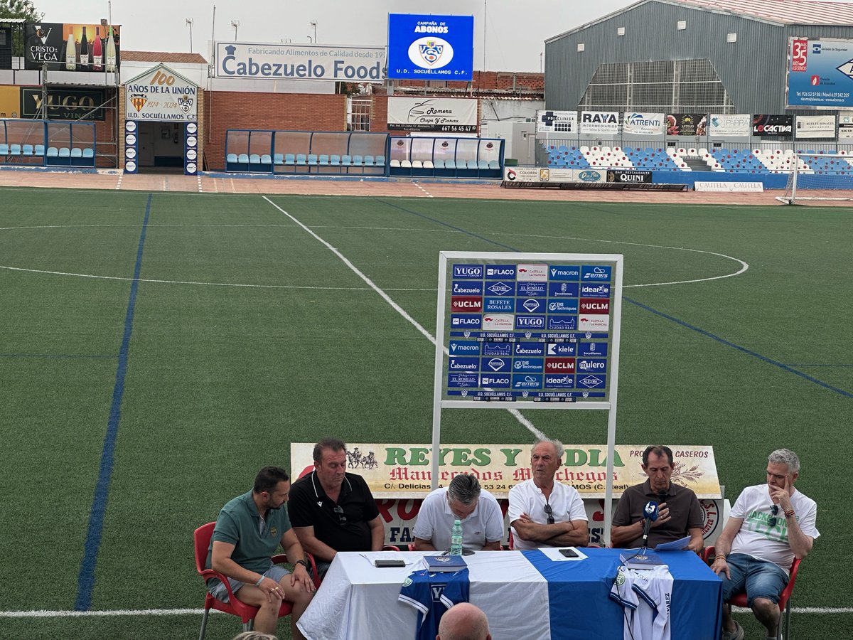 YugoUDS's tweet photo. Esta tarde hemos celebrado en el Campo de Fútbol Paquito Giménez, un acto dirigido a los socios y simpatizantes del Club en el que hemos presentado el proyecto deportivo para la temporada 2026-27, la Campaña de Abonos y el nuevo Videomarcador Led, una de las novedades más espectaculares que ha preparado la Junta Directiva del Club para esta nueva temporada.

Al acto han asistido la alcaldesa de Socuéllamos, Conchi Arenas, el primer teniente de alcalde, José Luis Romero del Hombrebueno, y varios concejales del equipo de gobierno, además de numerosos aficionados.

En el acto se han desgranado los precios de los abonos para esta temporada:

• Carnet Oro (220€): Válido para todos los partidos de Pretemporada, Liga y día del Club (no incluido playoff). Asiento reservado. 
 
• Carnet General (150€): Válido para todos los partidos de Liga (17 partidos incluido día del Club). No incluido Pretemporada y Playoff.

• Carnet Especial (120€): Jubilados, discapacitados y desempleados de larga duración. Válido para todos los partidos de Liga (17 partidos incluido día del Club).  No incluido Pretemporada y Playoff.

• Carnet Joven (50€): Jóvenes de 15 a 30 años. Válido para todos los partidos de Liga (17 partidos incluido día del Club). No incluido Pretemporada y Playoff.

• Carnet Simpatizante (25€): Válido para dos partidos de Liga. No incluido Pretemporada, día del Club y Playoff. Descuentos en comercios y hostelería de Socuéllamos. Sorteo de cesta de Navidad.

También en la presentación de la Campaña de Abonos, se ha hecho especial hincapié y se ha insistido en que necesitamos el apoyo de la afición, que el Club no es de una Junta Directiva, es de todos los socios y el Club estará donde quieran y presuman sus socios.