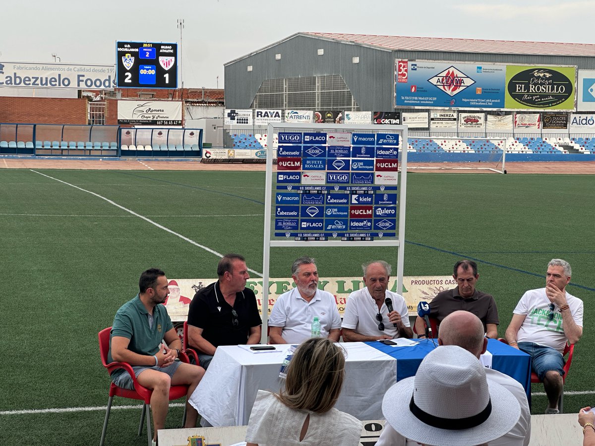 YugoUDS's tweet photo. Esta tarde hemos celebrado en el Campo de Fútbol Paquito Giménez, un acto dirigido a los socios y simpatizantes del Club en el que hemos presentado el proyecto deportivo para la temporada 2026-27, la Campaña de Abonos y el nuevo Videomarcador Led, una de las novedades más espectaculares que ha preparado la Junta Directiva del Club para esta nueva temporada.

Al acto han asistido la alcaldesa de Socuéllamos, Conchi Arenas, el primer teniente de alcalde, José Luis Romero del Hombrebueno, y varios concejales del equipo de gobierno, además de numerosos aficionados.

En el acto se han desgranado los precios de los abonos para esta temporada:

• Carnet Oro (220€): Válido para todos los partidos de Pretemporada, Liga y día del Club (no incluido playoff). Asiento reservado. 
 
• Carnet General (150€): Válido para todos los partidos de Liga (17 partidos incluido día del Club). No incluido Pretemporada y Playoff.

• Carnet Especial (120€): Jubilados, discapacitados y desempleados de larga duración. Válido para todos los partidos de Liga (17 partidos incluido día del Club).  No incluido Pretemporada y Playoff.

• Carnet Joven (50€): Jóvenes de 15 a 30 años. Válido para todos los partidos de Liga (17 partidos incluido día del Club). No incluido Pretemporada y Playoff.

• Carnet Simpatizante (25€): Válido para dos partidos de Liga. No incluido Pretemporada, día del Club y Playoff. Descuentos en comercios y hostelería de Socuéllamos. Sorteo de cesta de Navidad.

También en la presentación de la Campaña de Abonos, se ha hecho especial hincapié y se ha insistido en que necesitamos el apoyo de la afición, que el Club no es de una Junta Directiva, es de todos los socios y el Club estará donde quieran y presuman sus socios.