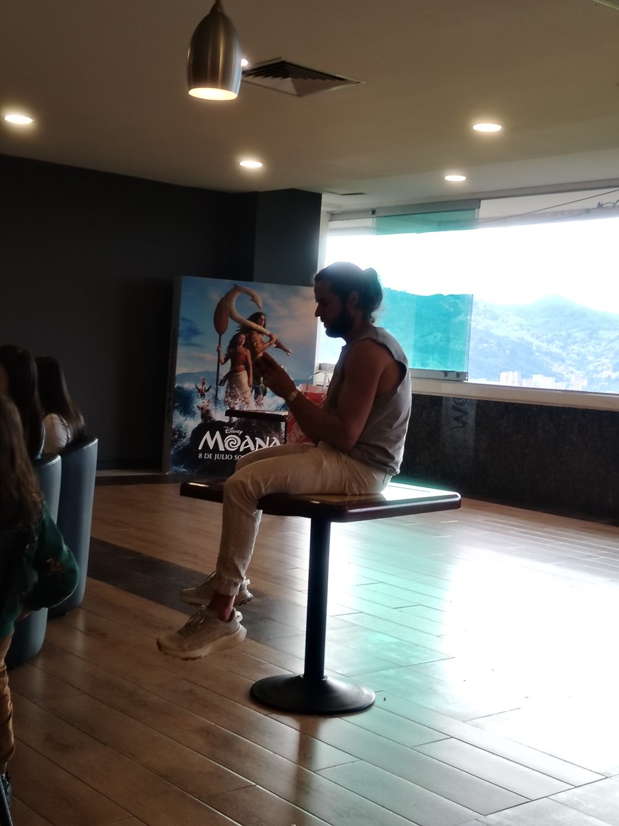 rosembergduenas's tweet photo. @DanielTirado Man influenciador en los malos modales tambien? El trasero no es para ponerlo en las mesas del cine en el @eltesoromedellin donde otros las necesitan para servirsen. https://t.co/G4C3SPFd97