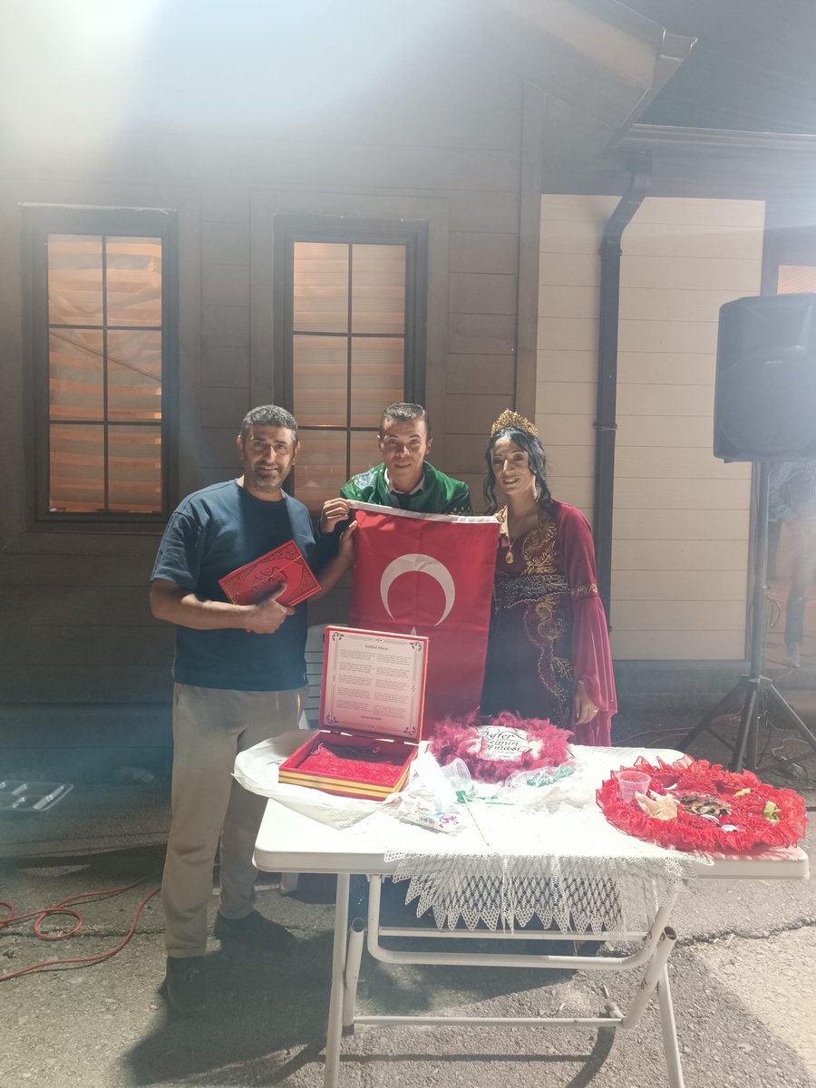 SincanAkParti's tweet photo. Yunus Emre Mahallesi Komisyonumuz; Belediye Park ve Bahçeler personelimiz Mikdat Çetin'in düğün merasimine katılım sağladı.

İlçe Başkanımız Sn. Mustafa Özcan'ın selamlarını ileterek, hayatlarını birleştiren genç çiftimizi gönülden tebrik ediyor, kendilerine iki cihan saadeti diliyoruz.