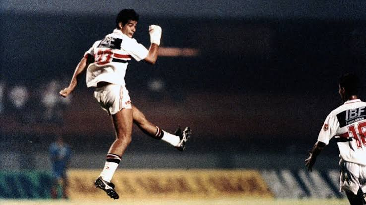 Jozsef_Bozsik's tweet photo. JUDE nunca foi tão bom quanto agora. Quando o pediam como melhor do mundo, tinha números, mas   não bola. Nessa temporada, foi muito criticado, mas nunca jogou tão bem. O motivo é simples: ele entendeu o que era, um 10 alto, técnica direcionada pra entrar na área, definir. Raí. https://t.co/uUfrRt44Ms