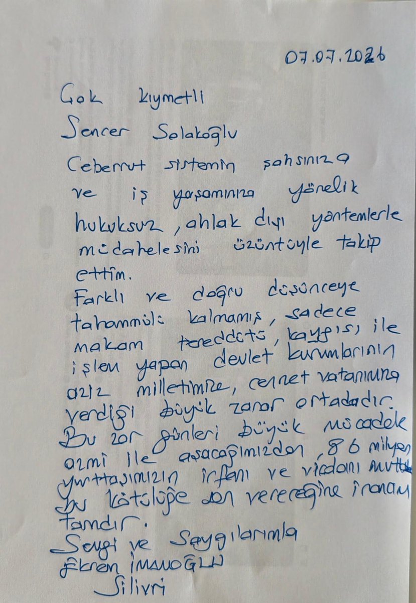 sencer_s's tweet photo. 10.07.2026

Çok Kıymetli Ekrem Başkanım,

Silivri'den gönderdiğiniz 07.07.2026 tarihli mektubunuz elime ulaştı. İçinde bulunduğunuz koşullarda dahi şahsımı ve çiftliklerime yapılan haksızlığı düşünmeniz, kaleme sarılıp bana yazmanız beni derinden duygulandırdı. Bu incelik, sizin nasıl bir insan olduğunuzun en açık ifadesidir.

Ancak Başkanım, asıl haksızlık alenen size yapılmaktadır. Binlerce yıl hapis istemiyle, yüzlerce suçlamayla yargılanan bir insana savunması için yalnızca birkaç saat tanınmasını, hukukun en temel güvencesi olan savunma hakkının bu şekilde budanmasını bütün milletimiz gibi ben de ibretle izledim. Salondan çıkarılırken dahi başınızı dik tutmanız, o kürsüden millete dönerek konuşmanız hepimize güç ve umut oldu. Benim çiftliklerime yapılan, sizin şahsınıza ve milletin iradesine yapılanın yanında küçük kalır.

Sizinle aynı safta bu mücadelenin bir parçası olmaktan gurur duyuyorum. Genel Başkanımız Sayın Özgür Özel’in arkasında dimdik duruyoruz. Bu ceberut sistemin yalnızca seçilmişlere değil; üreten çiftçiye, hayvancıya, toprağına emeğini veren herkese verdiği zararı her gün sahada görüyor ve yaşıyoruz. Bana yöneltilen hukuksuz müdahaleler de bu mücadelenin bedelidir; onurla taşıyorum. Sizin ödediğiniz bedelin yanında ise sözü bile edilmez.

Mektubunuzda yazdığınız gibi, farklı ve doğru düşünceye tahammülü kalmamış, sadece makam tereddüdü ve kaygısıyla işlem yapan kurumların aziz milletimize ve cennet vatanımıza verdiği zarar ortadadır. Ama ben de sizinle aynı inancı taşıyorum: 86 milyon yurttaşımızın irfanı ve vicdanı bu kötülüğe mutlaka dur diyecektir. Toprakla uğraşan bir insanım; ekilen her tohumun günü gelince başak verdiğini, en çetin kışların ardından baharın mutlaka geldiğini bilirim. Sizin bugün katlandığınız bedel, bu millete adalet, hukuk ve umut olarak geri dönecektir.

Siz orada yalnız değilsiniz. Partimiz, örgütümüz ve bu ülkenin dört bir yanındaki milyonlar sizinle. Bu zor günleri, sizin de yazdığınız gibi, büyük mücadele azmiyle hep birlikte aşacağız.

Sayın eşiniz Dilek Hanım'a, evlatlarınıza ve muhterem babanıza saygılarımı; sizinle aynı haksızlığa uğrayan tüm arkadaşlarınıza selamlarımı iletirim. Özgürlüğünüze, ailenize ve milletinize kavuşacağınız o güzel günde buluşmak dileğiyle.

Sevgi ve saygılarımla,
Sencer Solakoğlu
CHP Gölge Kabinesi Tarım ve Orman Bakanı