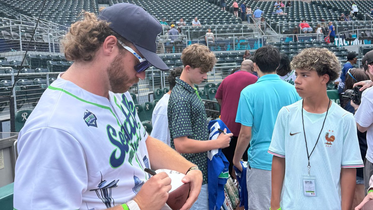 brady_russell's tweet photo. About to go yard for charity at the @seattle_asc. Thanks @UchennaN_42 for hosting. https://t.co/JERES4FiSp