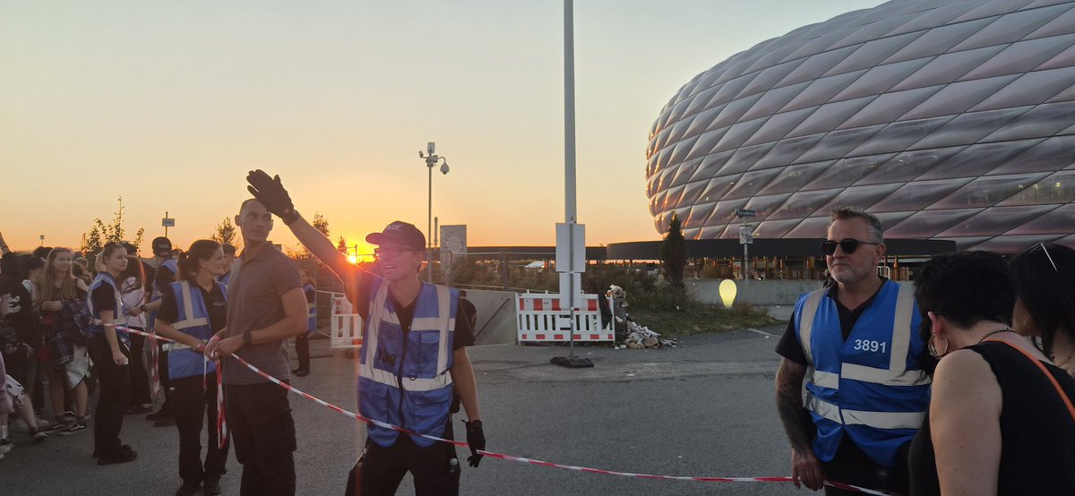Rony_Lunares's tweet photo. Shame on the mistreatment we have received from workers at the Allianz Arena in Munich. They shouted and pushed us.
#BTS_ARİRANG #helparmy #BTS_WORLDTOUR_ARIRANG_München #BTS_ARİRANG_MUNICH @BTS_twt @bts_bighit @BIGHIT_MUSIC https://t.co/5JUykpuNZc