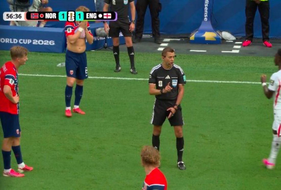 FutSheriff's tweet photo. Why is Trossard cosplaying as a ref ? https://t.co/yo5XHtlMnX