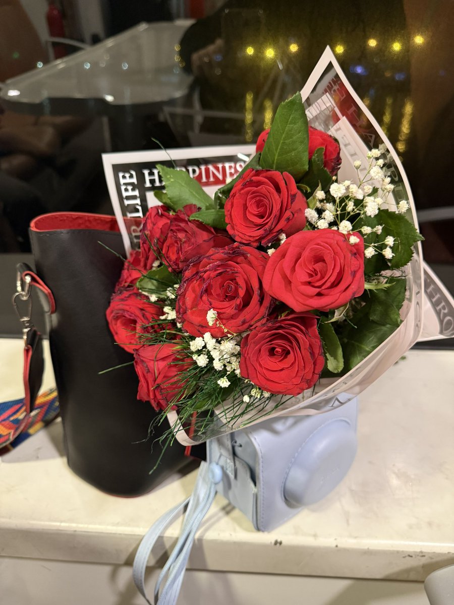 Leyuzza's tweet photo. Annesine çiçek alındı
Kızı göz koydu ❣️ https://t.co/FijUaUdyG9