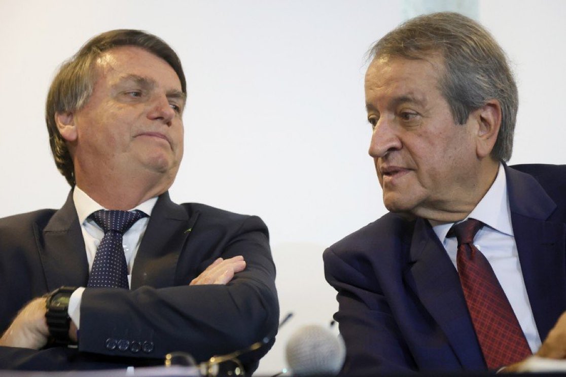 CoerinMaria's tweet photo. O CHEFE DO PARTIDO DO FLÁVIO BOLSONARO ENVOLVIDO ATÉ O PESCOÇO COM DESVIO DE EMENDAS NO CONGRESSO https://t.co/lE9woEmdzh