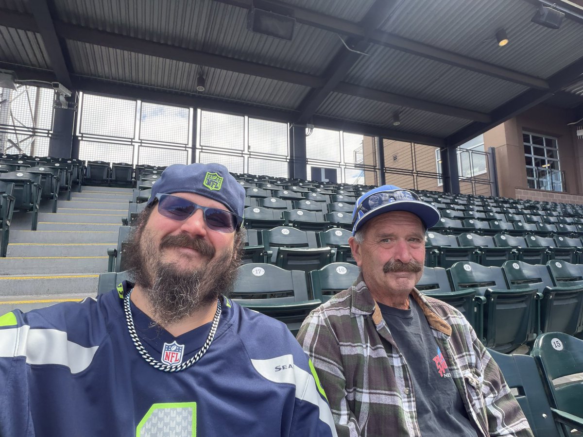 BlueBerryYum253's tweet photo. Let’s go at the #Seattle All-Star classic celebrity softball game/Home run Derby!!! https://t.co/VYxXTHrsnb