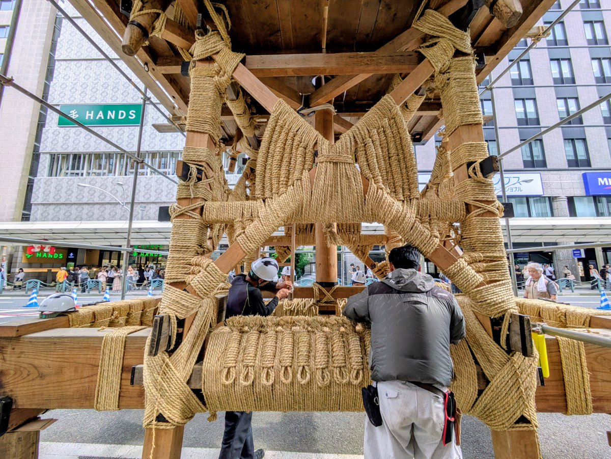 michitotoro's tweet photo. おはようございます☁
🪭昨日の長刀鉾・鉾建ての様子です。
今日は早くも曳き初め。（ひきぞめ）
14:00〜：函谷鉾
14:30〜：鶏鉾
15:00〜：菊水鉾・月鉾
15:30〜：長刀鉾（四条通）
⇧あくまでも予定。
一般の人も参加できる鉾もあり、楽しいですよ😊 
#京都　#祇園祭　#鉾建て
#長刀鉾　#曳き初め https://t.co/gIDf2HZCaA