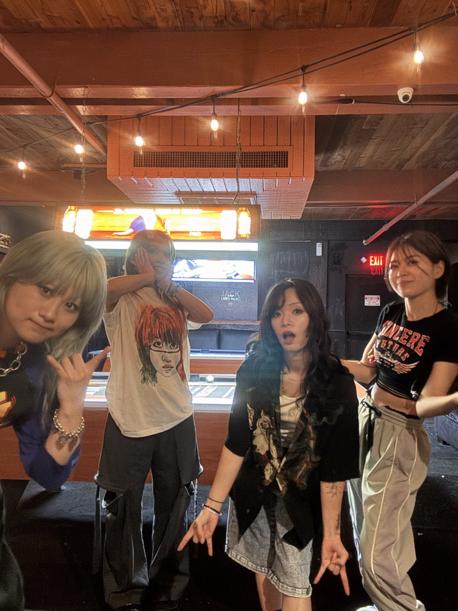 mayuphila's tweet photo. オースティン3年ぶりありがとうございました!! 今回は立派なステージに立たせて貰えて幸せでした～🫶 木をかなり感じるテキサスらしいライブハウスで、デッカイ人たちがモッシュしてるのがすごくアメリカンだった😂🤘

勝敗は付かなかったけどビリヤードも出来たしバッキーズも行った❤️‍🔥

また来ます🤘 https://t.co/hk7MZFCsbp