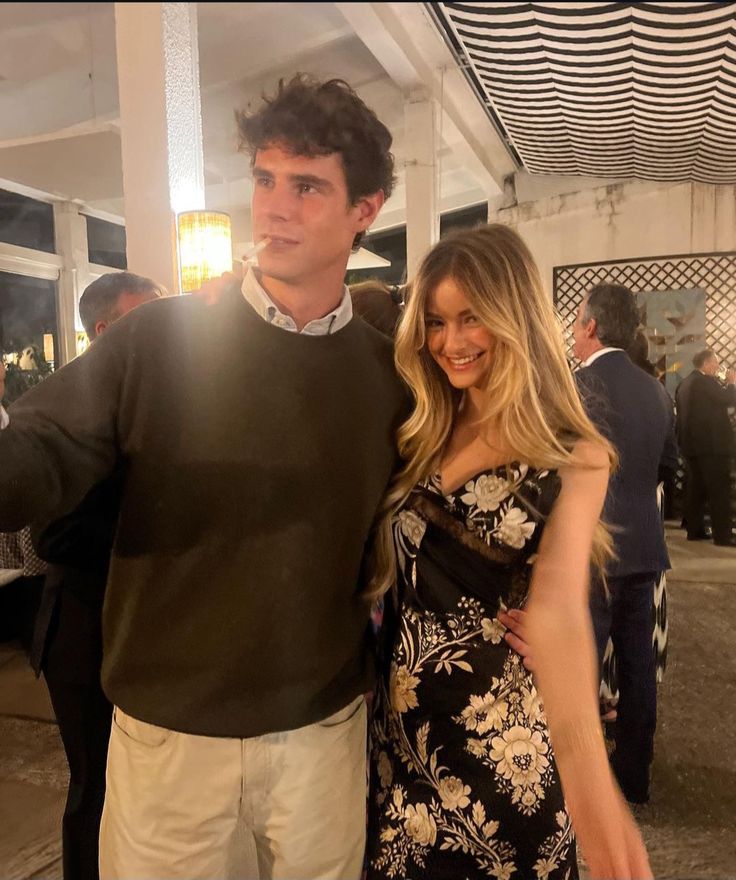 dmonfletcher's tweet photo. [25/12] 
Aniversário da minha irmã de alma. 
Isis, eu me lembro que quando éramos crianças e minha mãe estava doente, você segurava minha mão no recreio. E segurei minha mão durante o funeral e o velório. E me escreveu todos os meses quando eu fui pra escola militar [+] https://t.co/Fk4RFCd5Tu