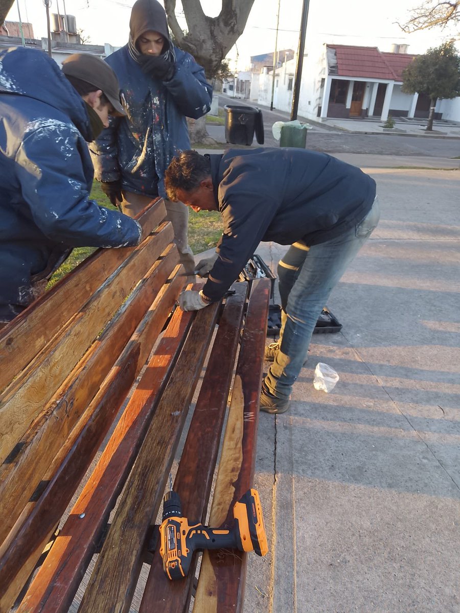 MuniChivilcoy's tweet photo. 🛠️ Más trabajo, más espacios cuidados para los vecinos.

La Secretaría de Servicios Públicos continúa llevando adelante tareas integrales de mantenimiento en distintos puntos de la ciudad mediante la conformación de cuadrillas de trabajo que permiten intervenir de manera simultánea en plazas, paseos y accesos.

En los últimos días se realizaron trabajos de limpieza, despeje, mantenimiento, reacondicionamiento del mobiliario urbano y reparación de luminarias en el Paseo Aurora Serio de Santilli, la Plaza 25 de Mayo, el Paseo Guernica y el acceso Presidente Raúl Alfonsín.

Además, avanzan las tareas de pintura de columnas de alumbrado y próximamente se iniciará la pintura de bulevares y cordones.

👏 Un reconocimiento al compromiso y al esfuerzo diario de los empleados municipales, cuyo trabajo hace posible mejorar y mantener en condiciones los espacios públicos que disfrutan todos los chivilcoyanos.

https://t.co/Xtxad7l6gD