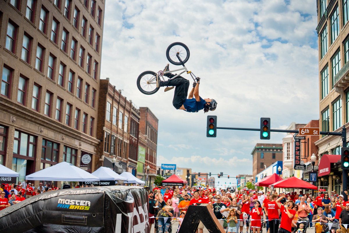 jamesriver's tweet photo. HOPE IN THE CITY was powerful!
Today, the @jamesriver Serve Team brought the hope of Jesus to the heart of Joplin. We loved people, served people, prayed with people, and pointed them to the hope that is found in Jesus.

It was incredible to see people give their lives to Christ! https://t.co/XPNRU1EYo6