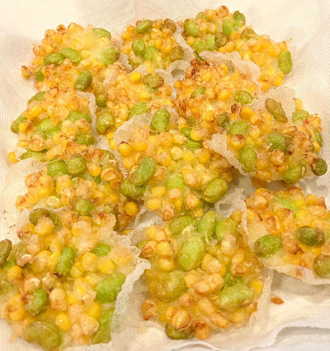 iwasakifarm's tweet photo. とうもろこしと枝豆のかき揚げは、ライスペーパーにのせて油で揚げると、ばらけずサクサクおいしく仕上がります。とうもろこし2本 ・茹で枝豆100g ・薄力粉大4 ・片栗粉大2 ・水100ml ・塩ひとつまみ ・ライスペーパー（大）2枚 https://t.co/Y4xo8wuW2r