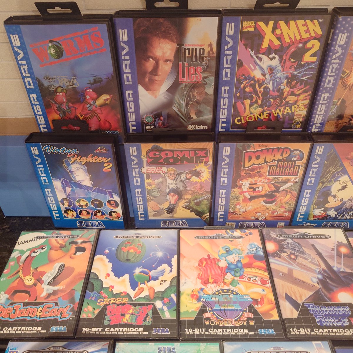 ConceptEnterta6's tweet photo. Denna vecka så har vi fått in riktigt fina titlar för #Sega #MegaDrive. Alla dessa finns nu att kicka hem i webbutiken. Som ni ser så är det mest PAL spel, men även tre NTSC titlar längst ner till höger. Det är såå kul att uppdatera sortimentet med såna här lite ovanligare titlar https://t.co/gP45mXnooG