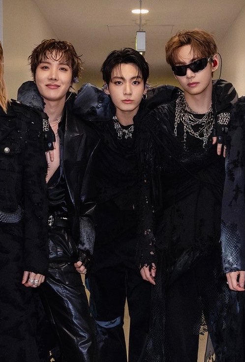 santxslu's tweet photo. esses três tem o dom de serem os mais canalhas do bts e digo mais https://t.co/QmpPXeMhdB