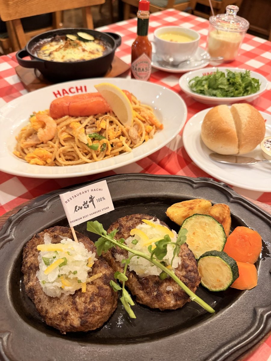 maidohachi's tweet photo. 新メニューたちの自己紹介です、写真を拡大しながらご覧ください。
手前:合盛りハンバーグ
TRAD＆WAGYU迷わず両方楽しめるようになりました。
中:ミラネーズ
社内コンテスト⑧-1GP優勝メニュー、白老町虎杖浜のタラコトッピングがオススメ。
奥:ドリア
４種登場、写真は香り立つビーフカレードリアです。