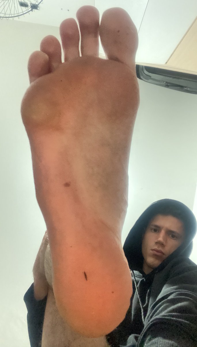 bigmenbigfeet's tweet photo. 6'7" (2,04 m) and size 13US (45/46BR) || @AlphaGiant97 

#bigfeet #tallguys https://t.co/lsszsfFQD2