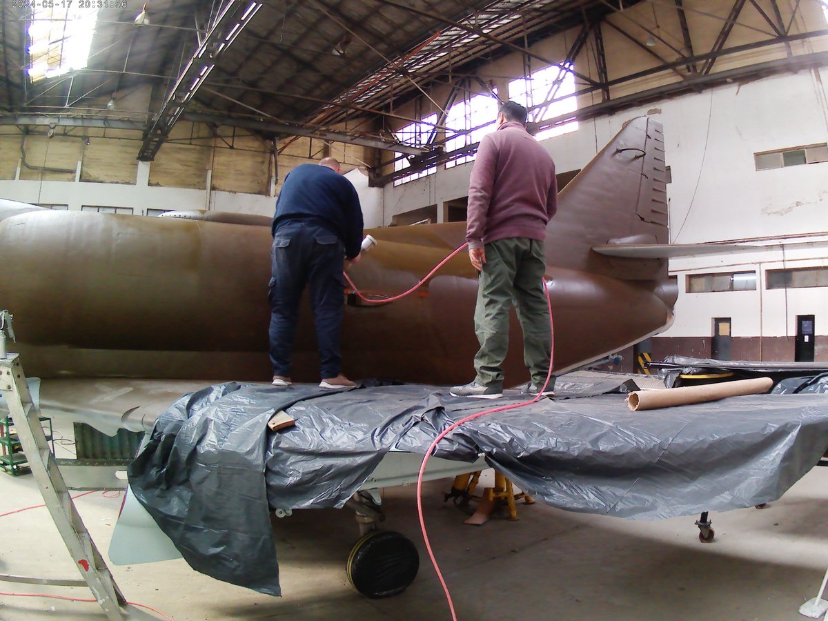 gonzaconti_18's tweet photo. se sigue pintando y retocando el #A4 #Skyhawk #C240 patrimonio del #MuseoNacionalDeAeronautica #BaseAereaMilitar #Moron #NHQP #G5C #FuerzaAereaArgentina #GTRA https://t.co/rR3QJUZhU8