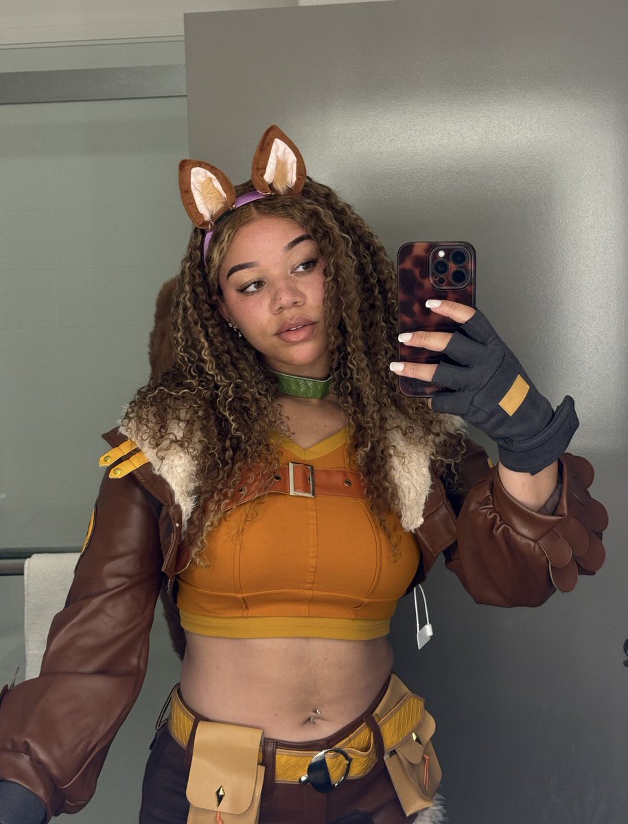HoneyyJade's tweet photo. Running around in cosplay for the first time! Pls say hi if you see me c: 
#dreamcon https://t.co/IHY6rgGxCo