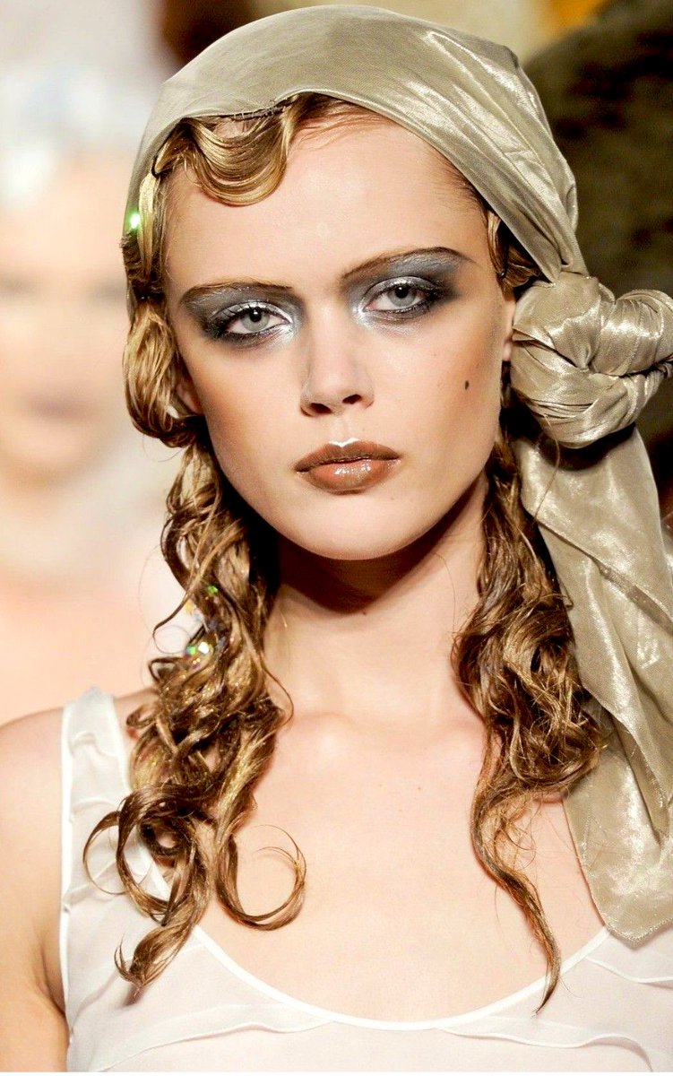 soIesque's tweet photo. Galliano Spring 2011 #fab https://t.co/ywpun4wtPo