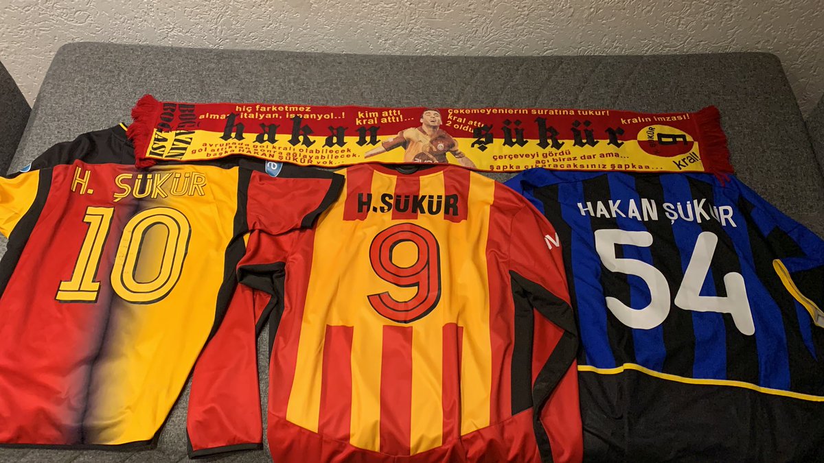 ForzaGala06's tweet photo. Gururumuz herşeyimiz KRAL HAKAN ŞÜKÜR, senden kalan hatıralar anılar aklımda canlanıyor o attığın goller. senin gibisi gelmedi gelmeyecek çocukluğumun kahramanı. Kim attı, Kral attı! Hem de Leeds'te, Elland Road'da" @hakansukur https://t.co/XJkxtEvGI2
