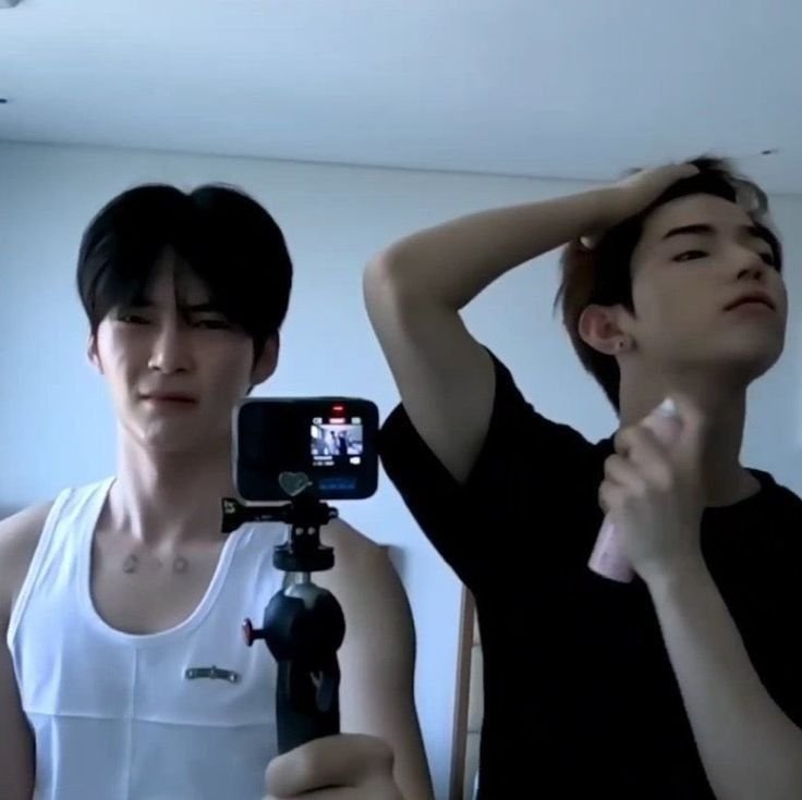 zeroseive's tweet photo. binneul but they're a vlogger couple posting daily vlogs about their life together https://t.co/gUHljfZBgW