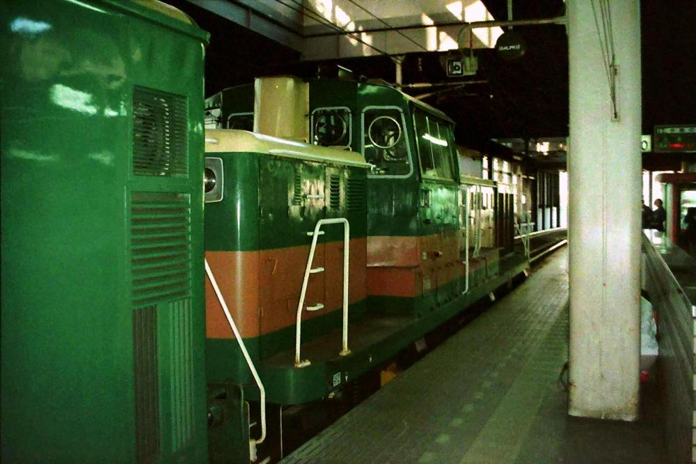 S_W_ARROW's tweet photo. 釧路のノロッコ車両が今シーズンで引退とか(富良野も？)。
熊本()ほど 遠くは無いが、札幌ー小樽間で走ったことも。
1999年札幌駅
https://t.co/8ofegGpJ1X https://t.co/cNO6IWRbVi